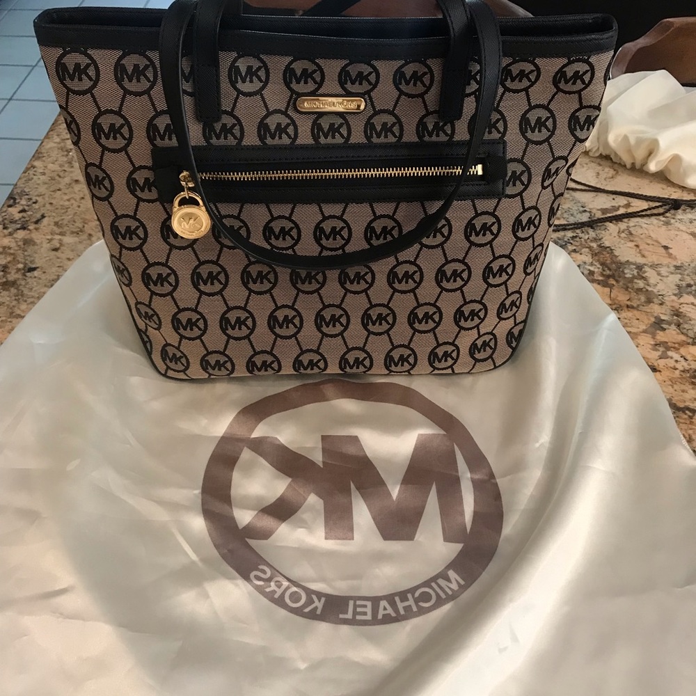 Super cute black Michael Kors  Bag
